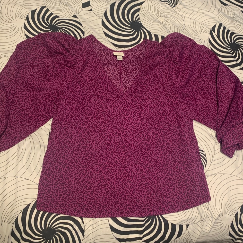 Ladies Top slight puff sleeve